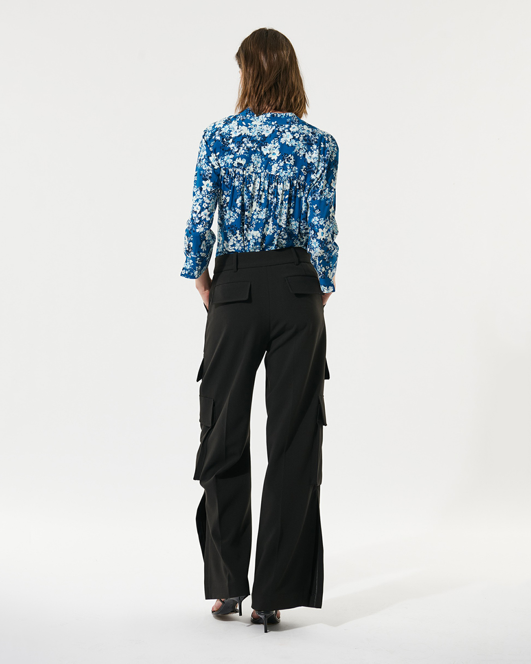 Blus Danitta v-ringad blommig blå - 3