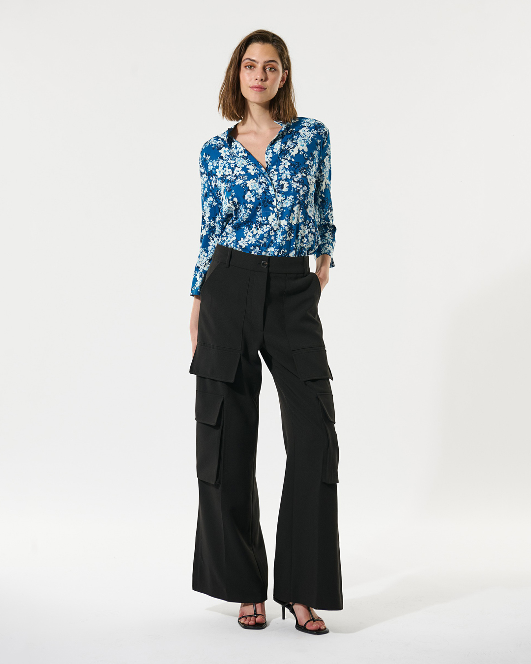 Blus Danitta v-ringad blommig blå - 2