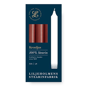 Förpackning med fyra mörkröda kronljus från Liljeholmens Stearinfabrik. Designen är mörkblå med guld- och vit text. Texten lyder: "Kronljus – 100 % Stearin – Crafted in Sweden since 1839 – 7,5h | x4". En illustration av ett vitt kronljus visas till höger, och Liljeholmens logotyp finns upptill i guld.