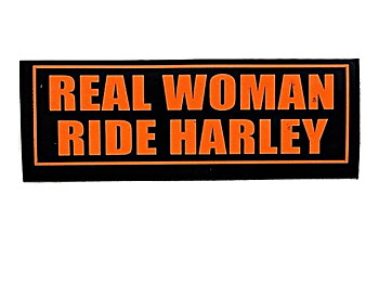 EKTE KVINNE KJØRER HARLEY