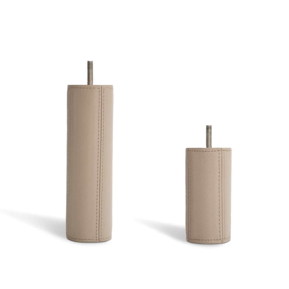 DUX - Sustainable comfort Round bed legs in Oatmeal leather Ø 5.5 cm 4-pack