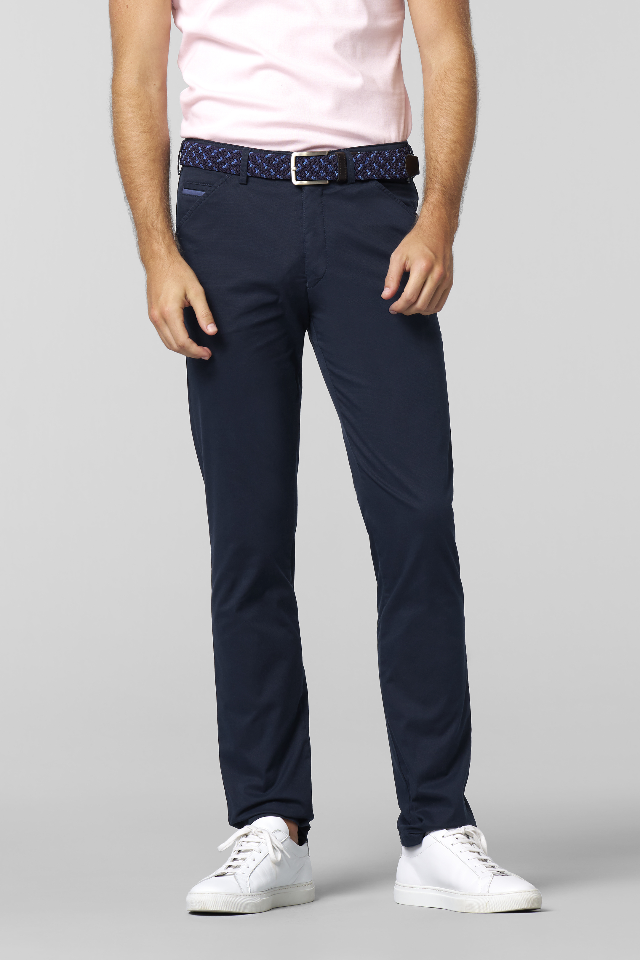 Blå (navy) chinos i Micro Fantasy och  modern passform (Meyer / Chicago) (finns i strl 26)