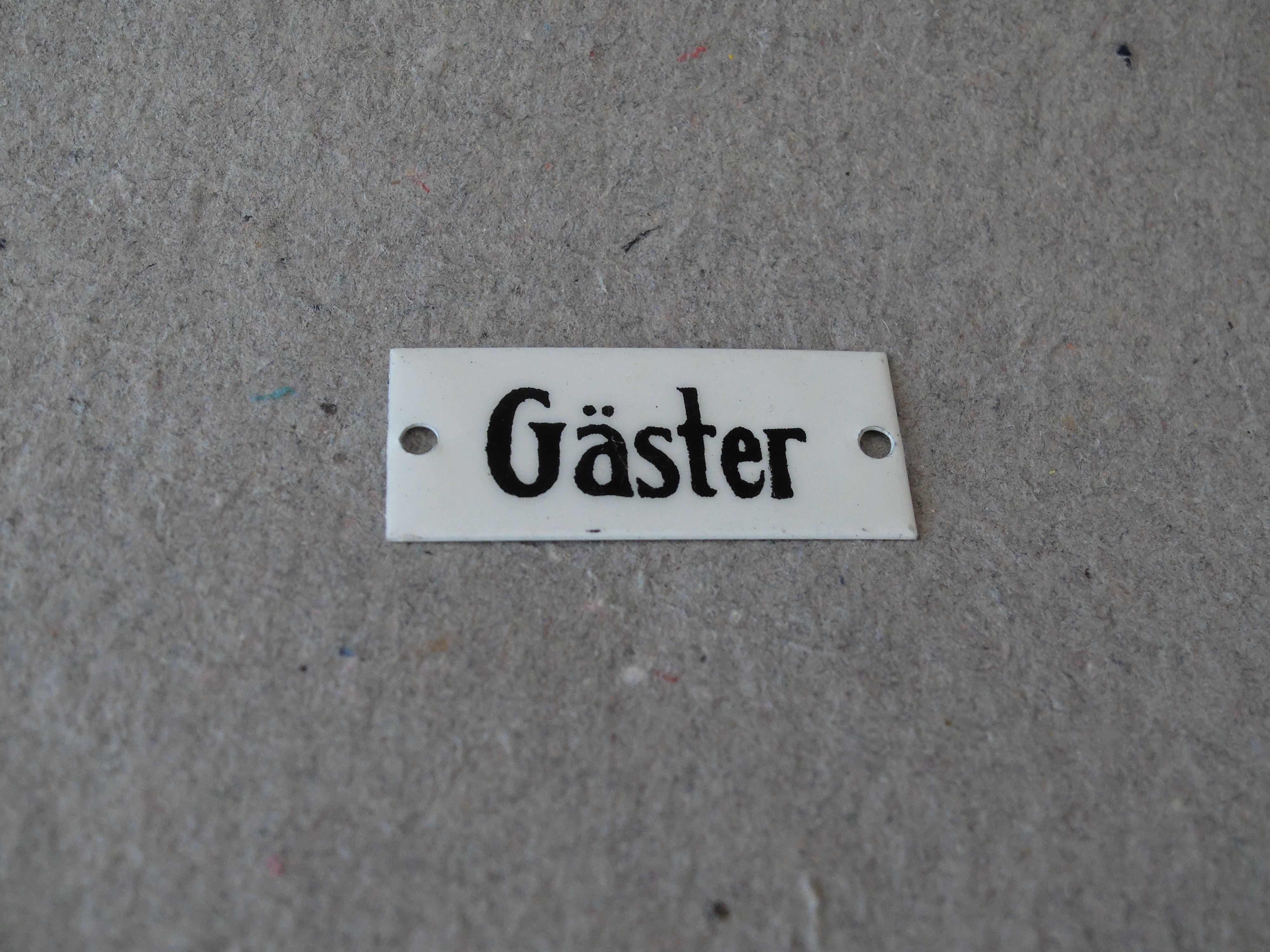Skylt- Gäster
