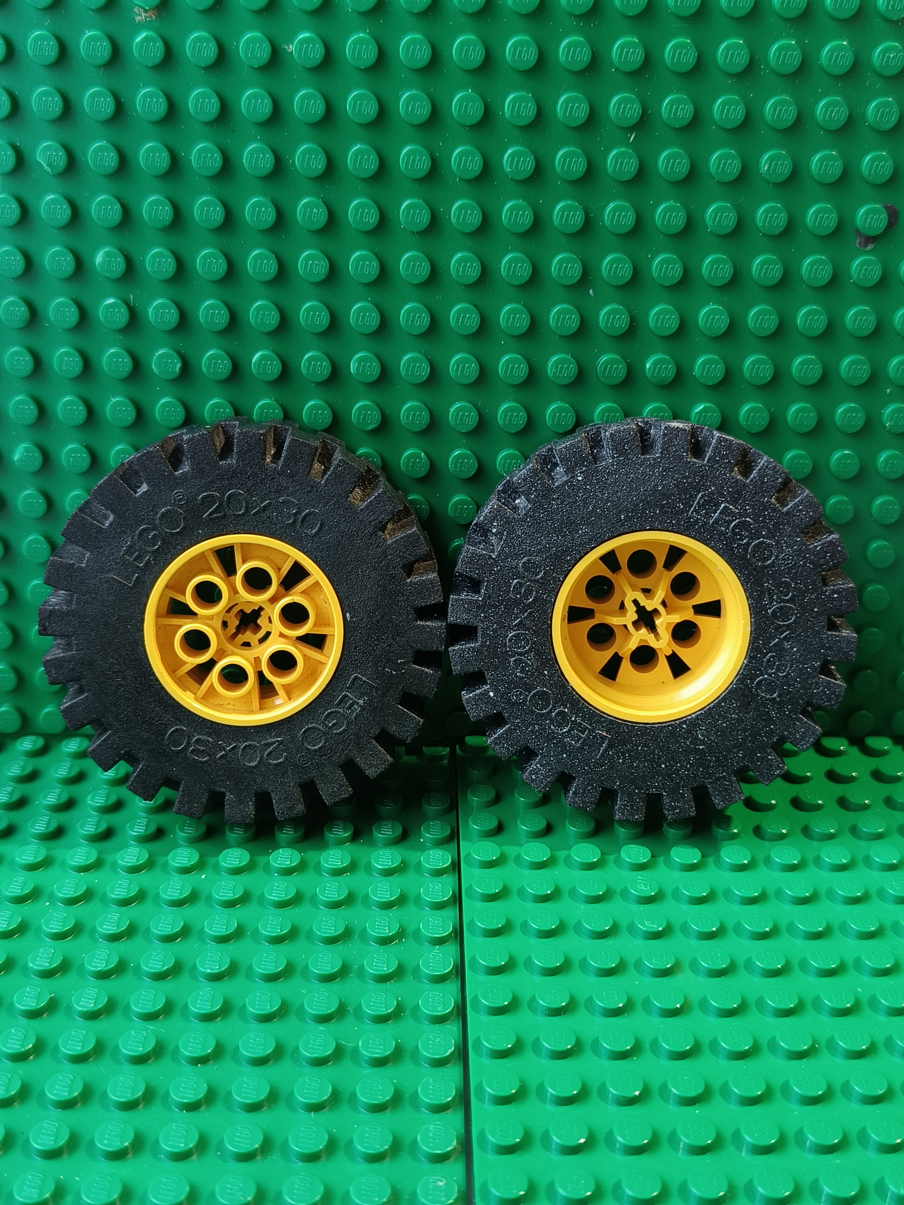 LEGO 20 x 30 Tire with 4266 rims 4pcs (used)