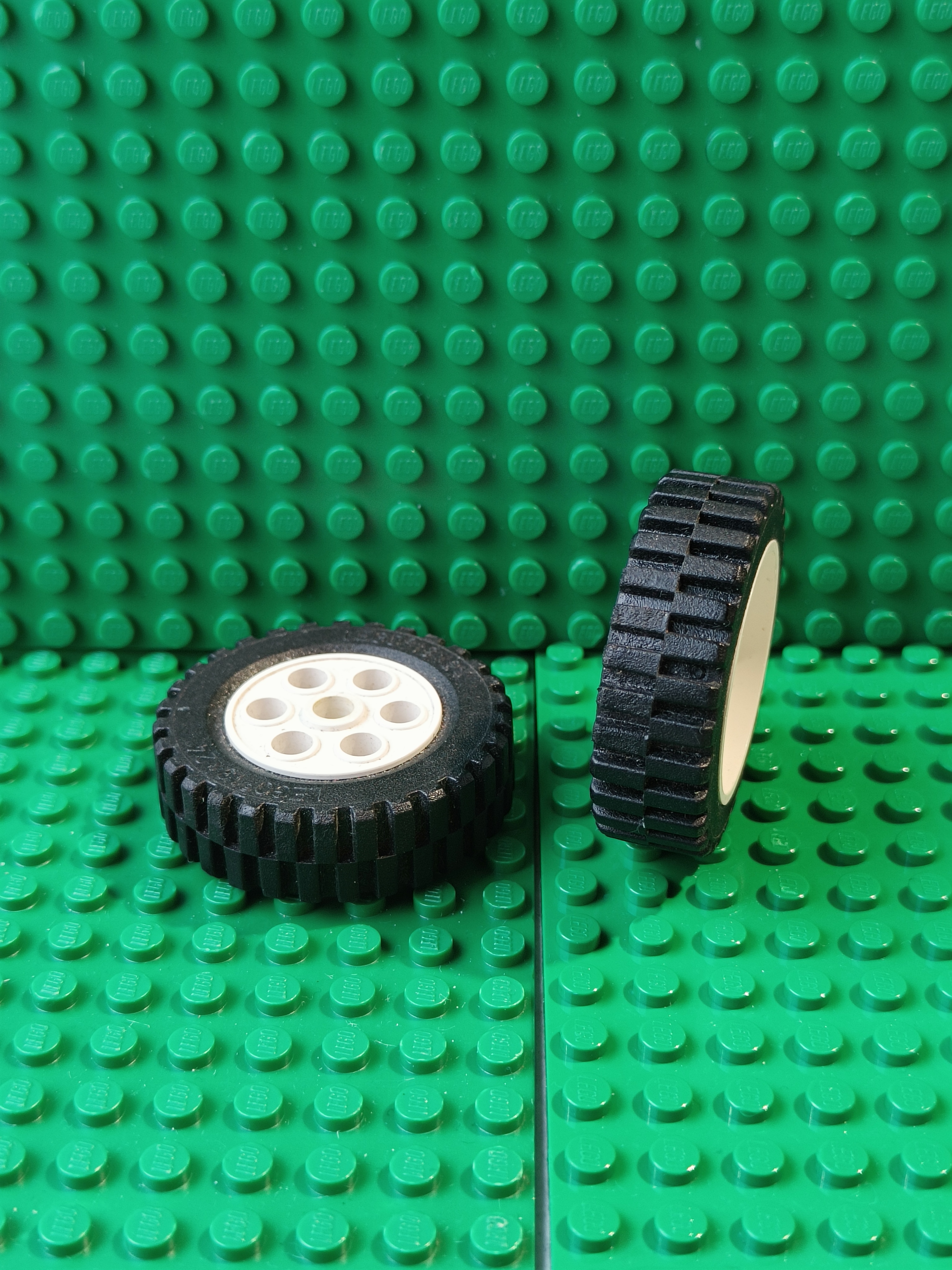 LEGO 2695 Tire with 2696 rim 4pcs (used) - 2