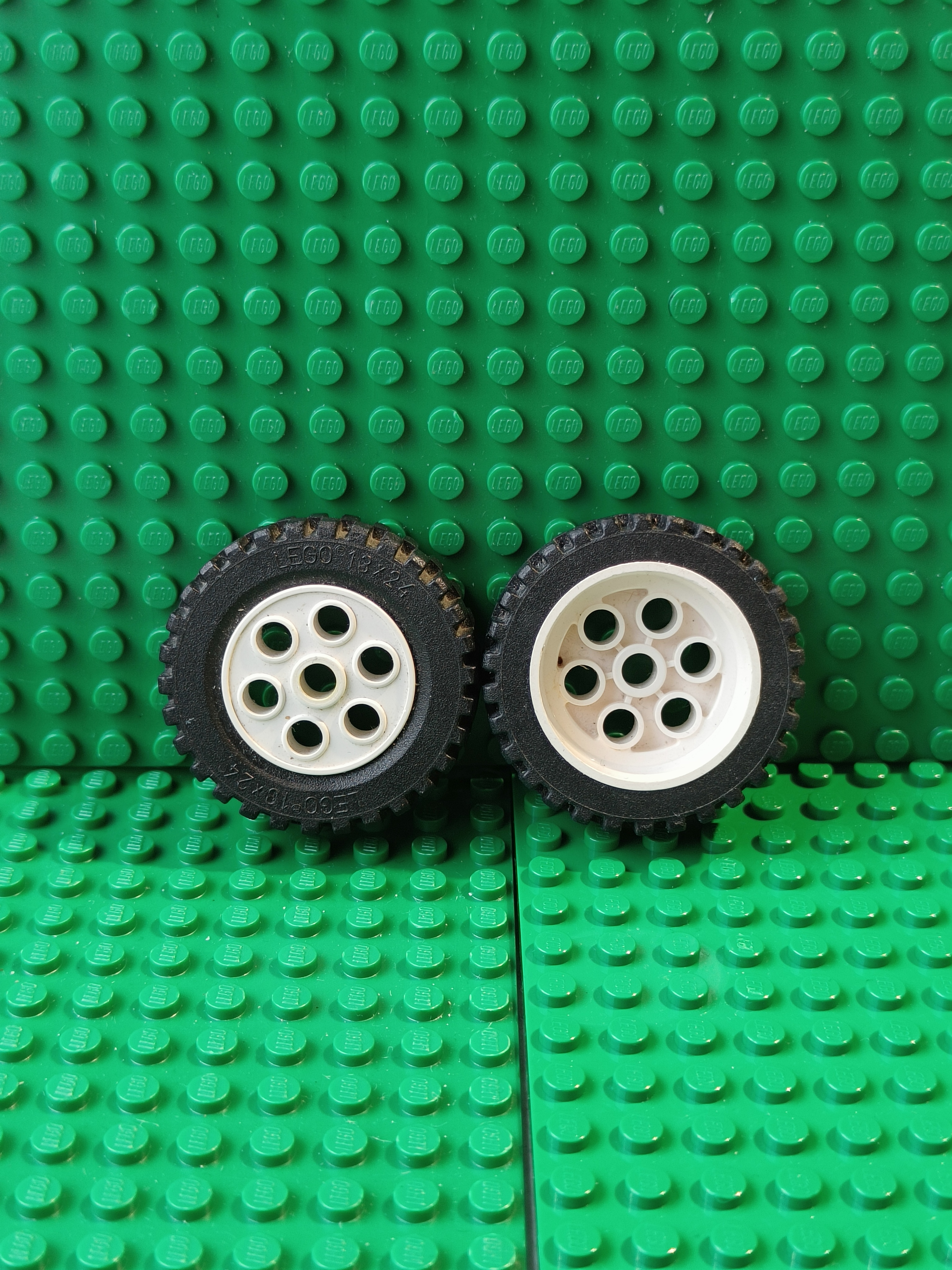 LEGO 2695 Tire with 2696 rim 4pcs (used)