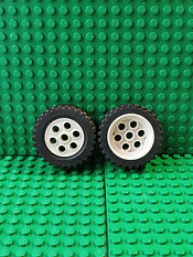 LEGO 2695 Tire with 2696 rim 4pcs (käytetty)