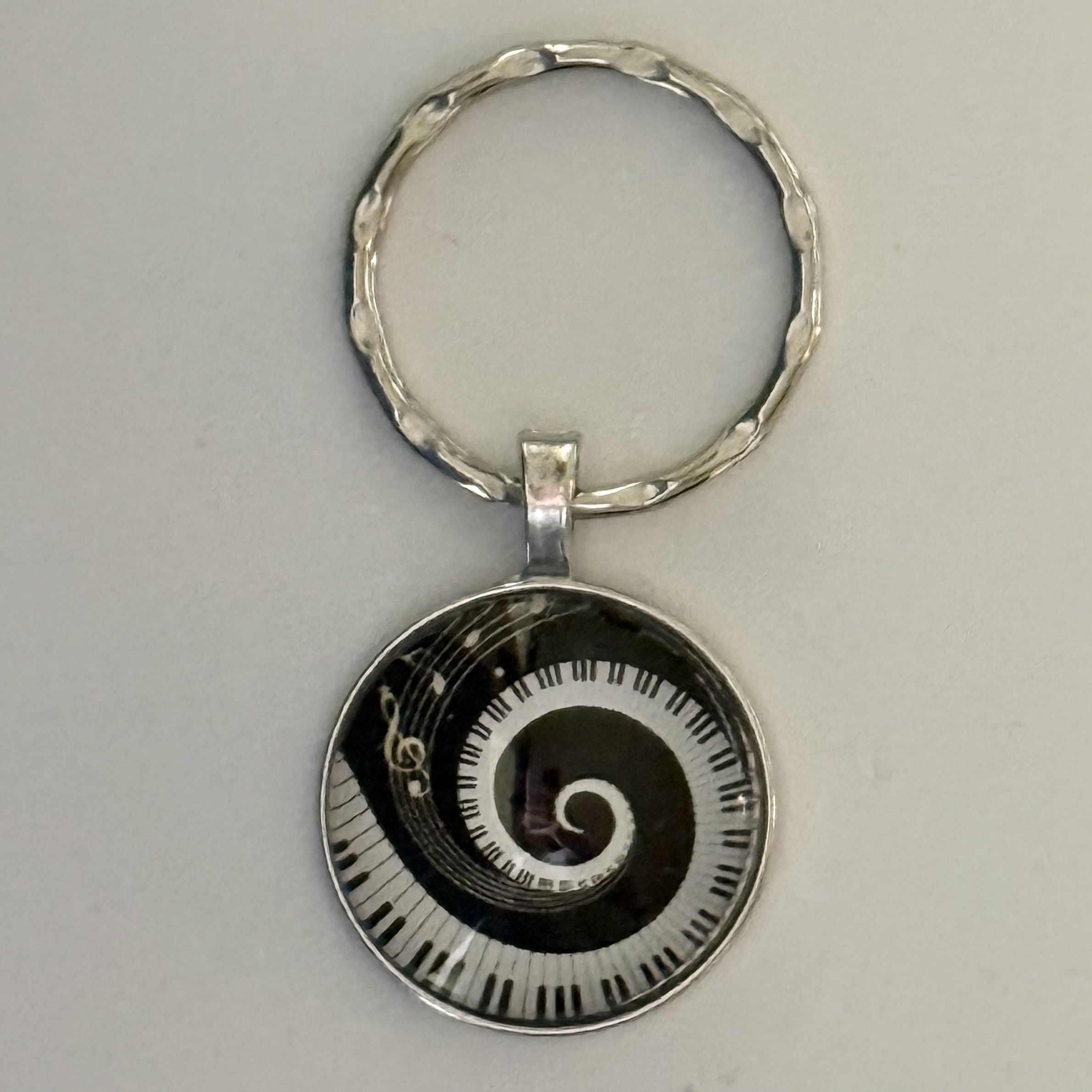 Nyckelring Rund Piano