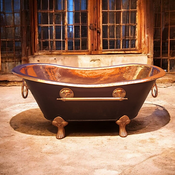 Bañera de cobre con exterior ennegrecido.