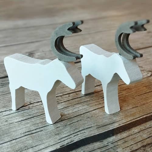 Renar i trä, vit ren, träfigur/