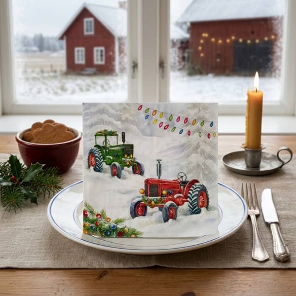 Rustik juldukning till adventsfika med kaffeservett med traktormotiv på ett träbord.