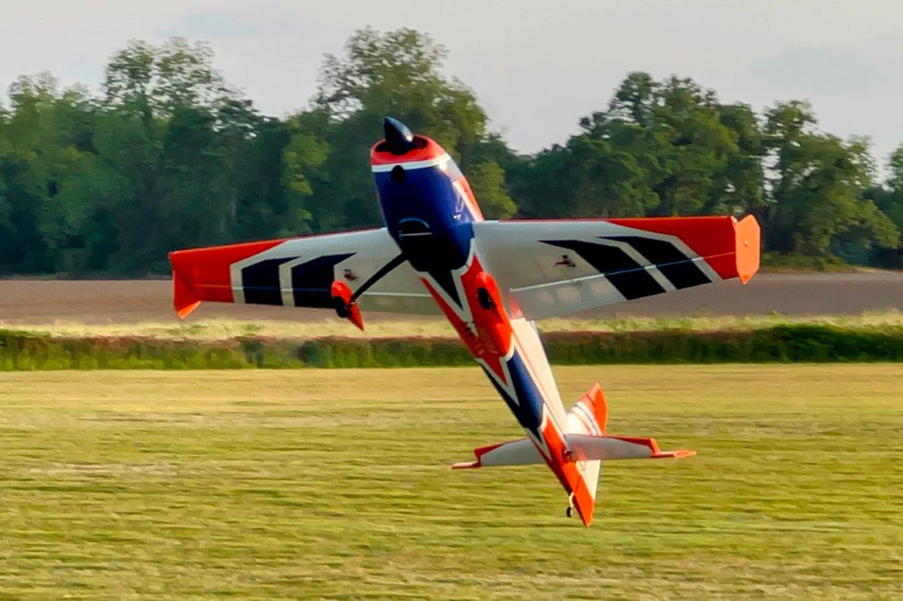Extreme Flight Extra 260 67tum/1.7m AM670 Orange/White - 2