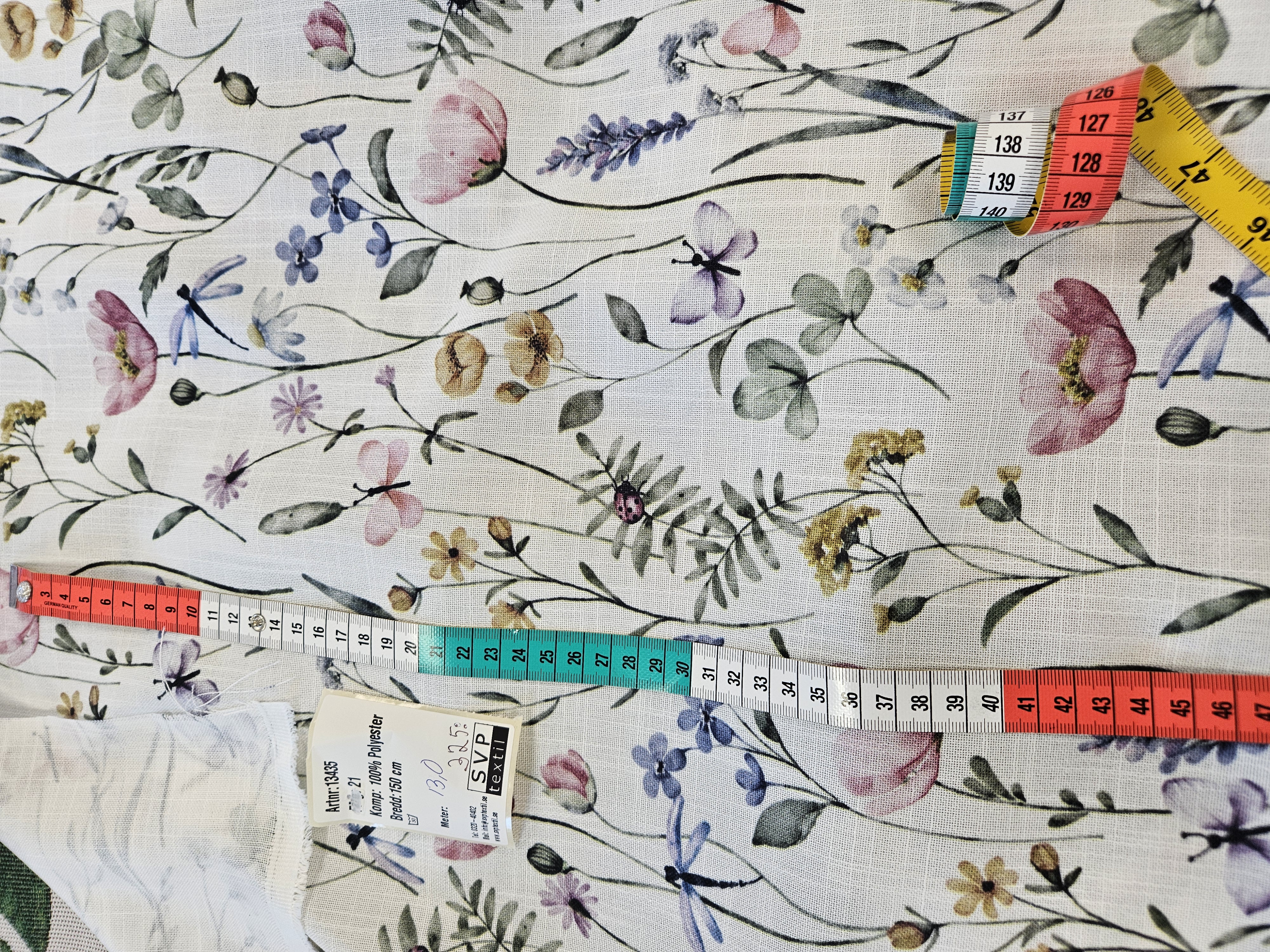 ljus botten med blommor i rosa och blå toner - 2