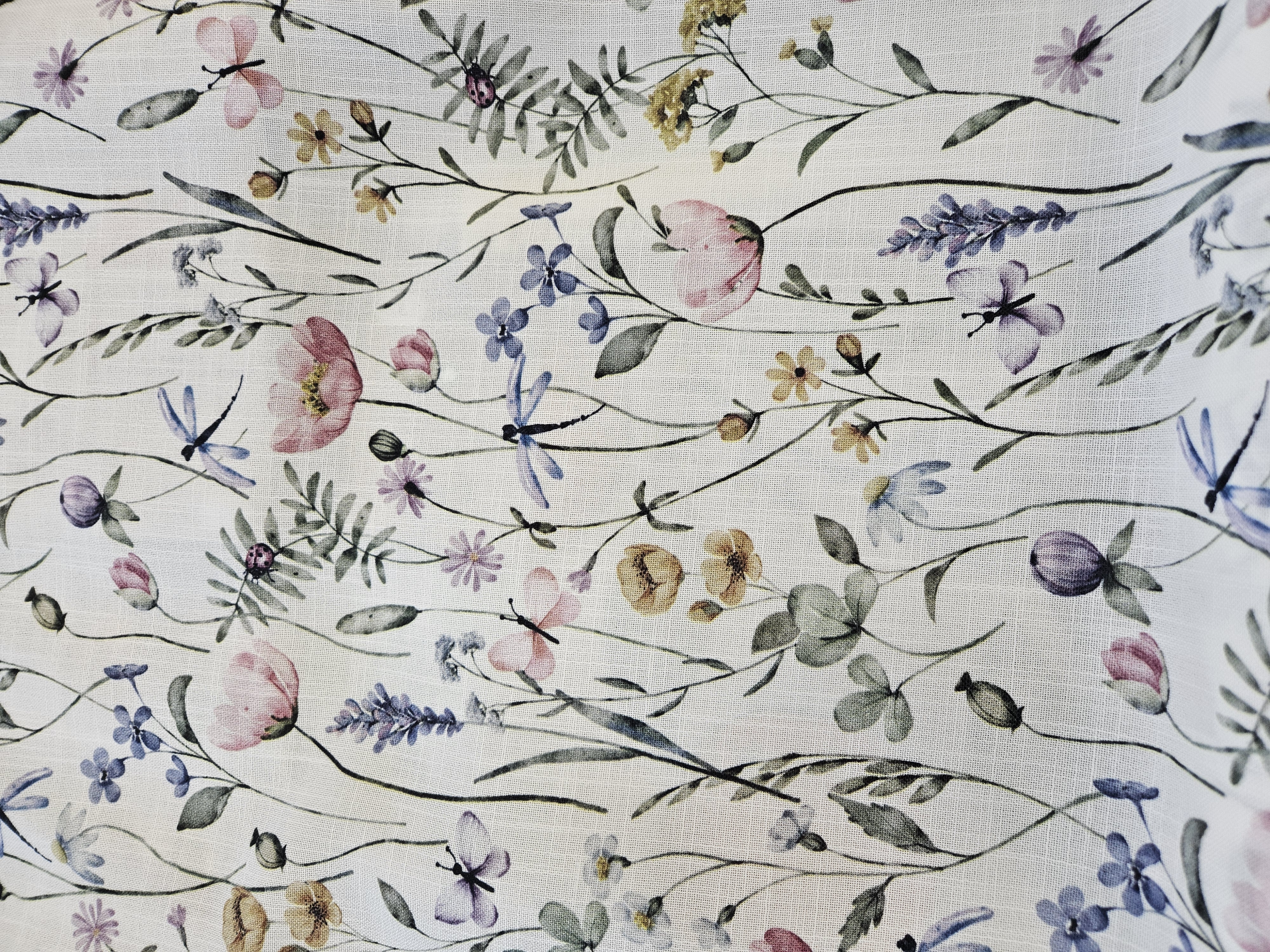 ljus botten med blommor i rosa och blå toner