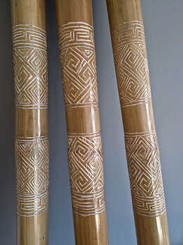  Didgeridoo i Bambu med inristat, vitt handmålat mönster