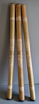  Didgeridoo i Bambu med inristat, vitt handmålat mönster