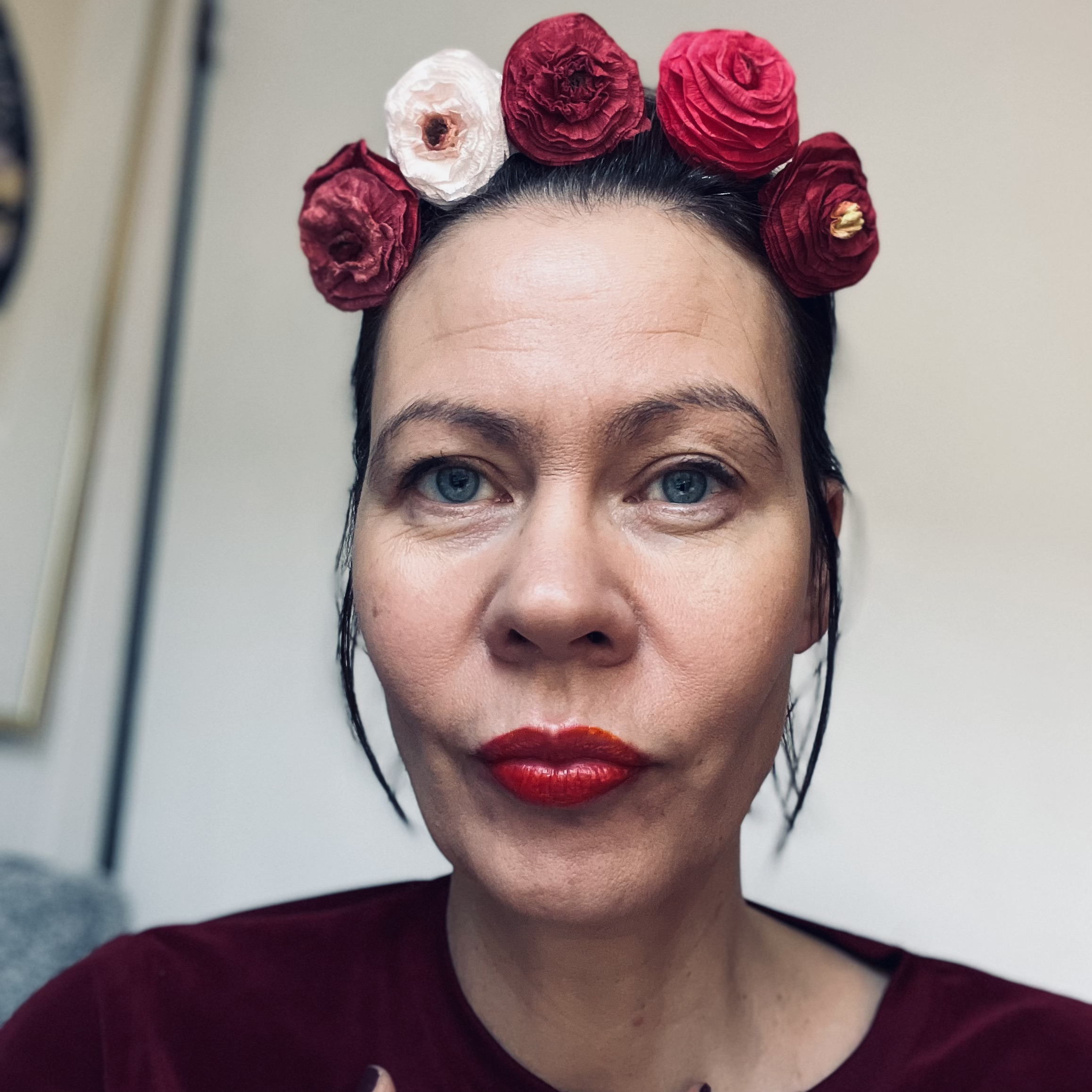 Kvinna i mexikansk blomsterkrona med röda rosor.
