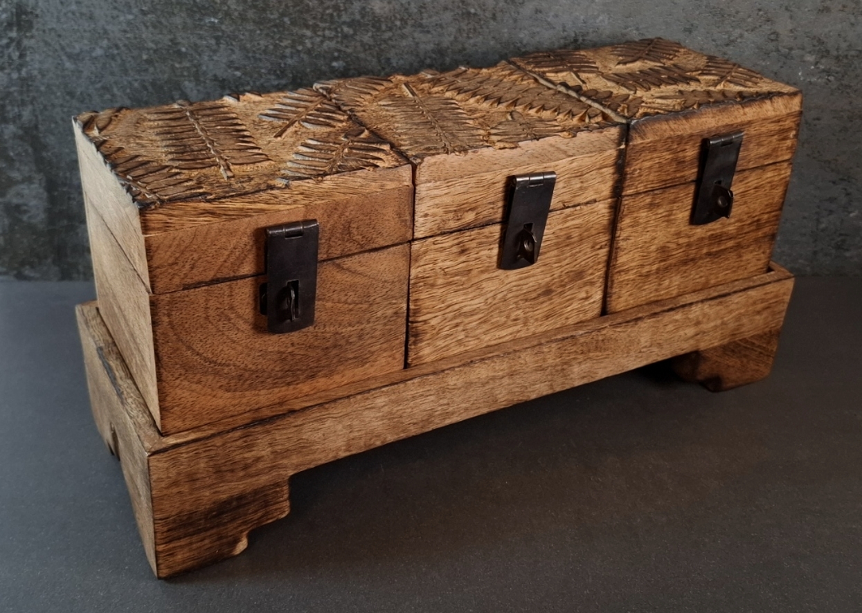 Löv  Box Set med  3st Lådor på ställning