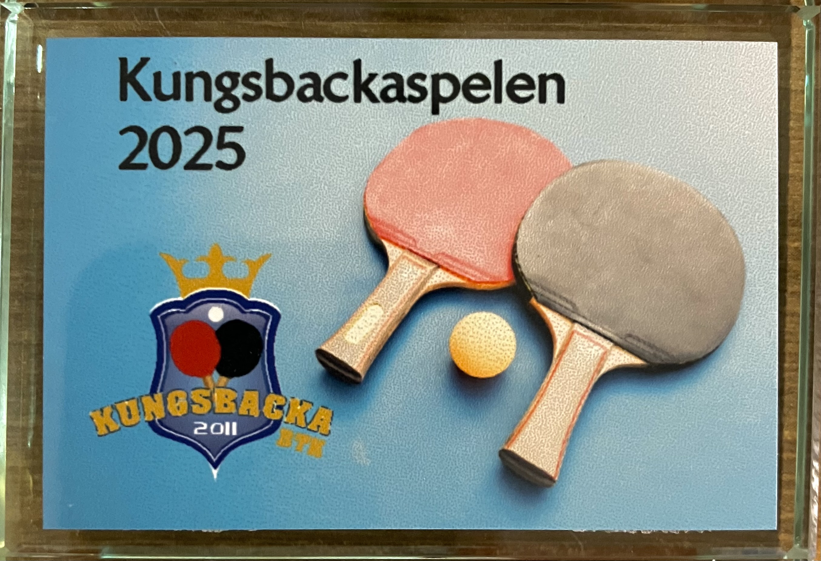 Glasplakett Bordtennis 75x50x10 mm med monterad skylt i metall och med eget motiv - Priset ingår skylt med valfri text/motiv