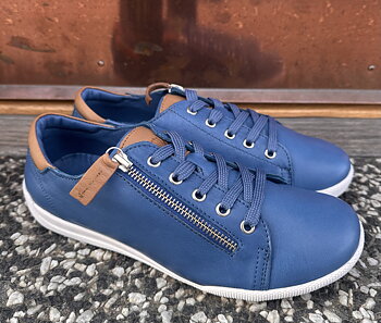 Sneakers med blixtlås från Charlotte of Sweden, jeans /brandy 