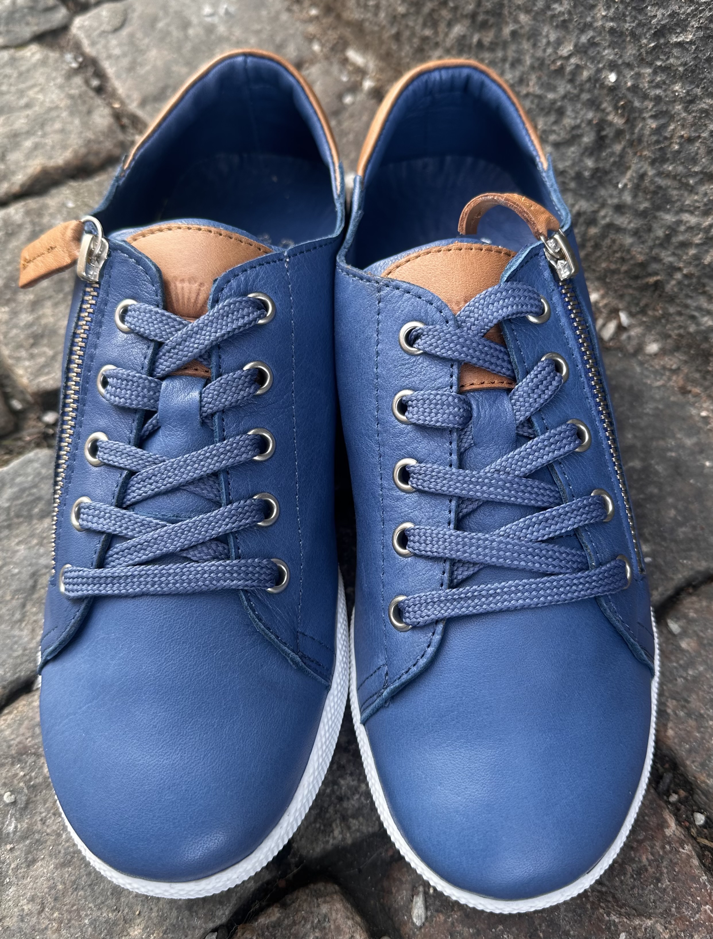 Sneakers med blixtlås från Charlotte of Sweden, jeans /brandy  - 2