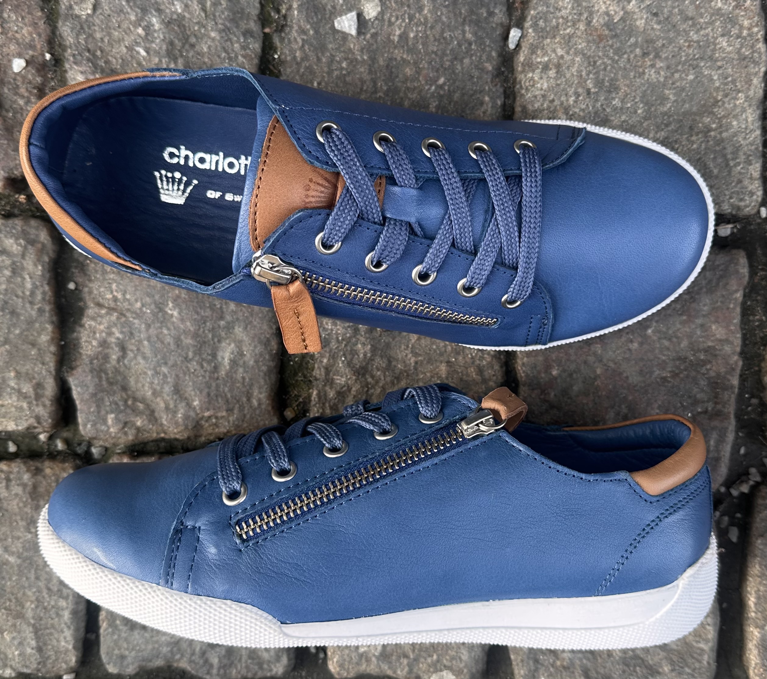 Sneakers med blixtlås från Charlotte of Sweden, jeans /brandy  - 3