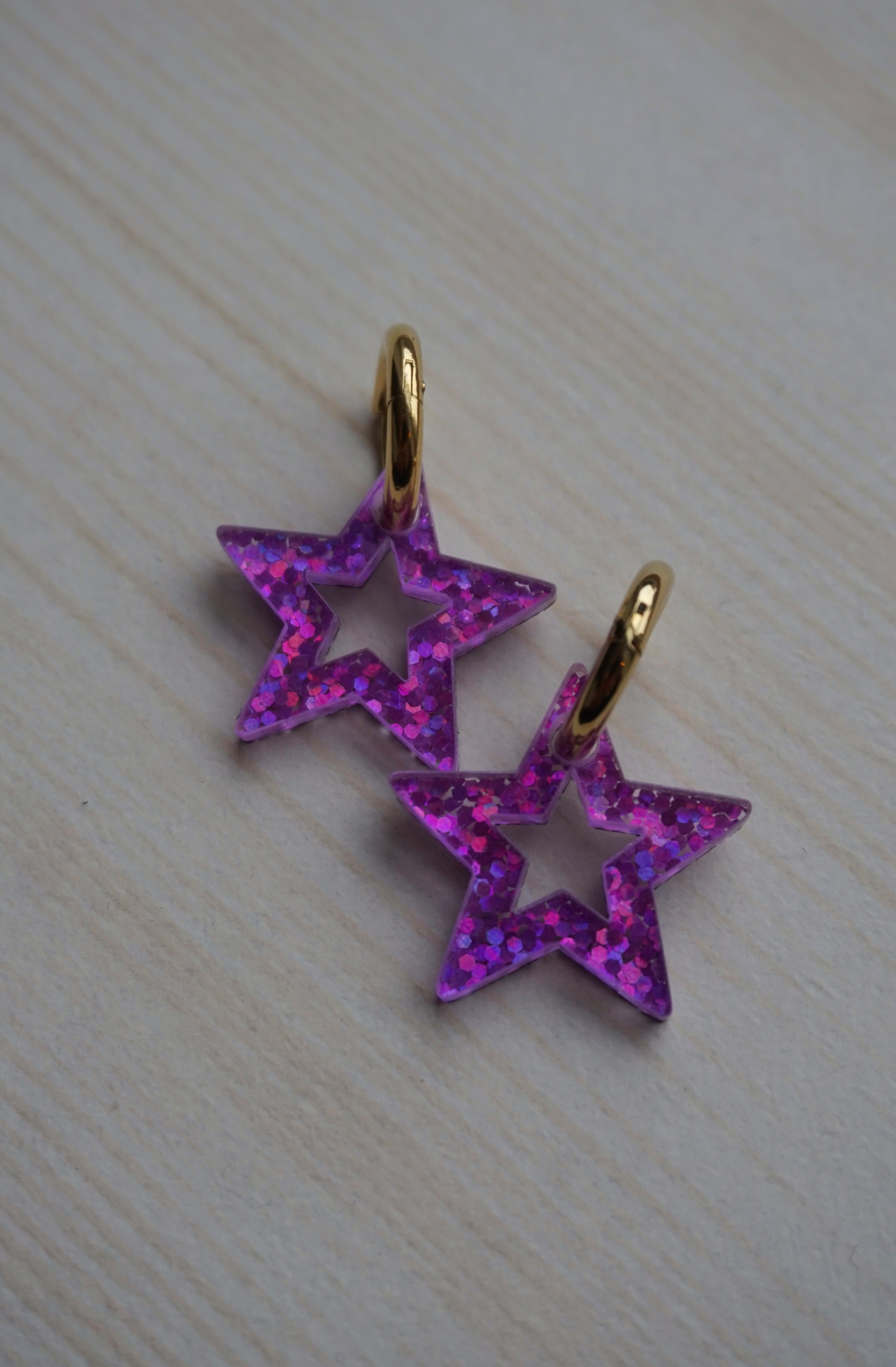 Stjärnor lila konfettiglitter hängen