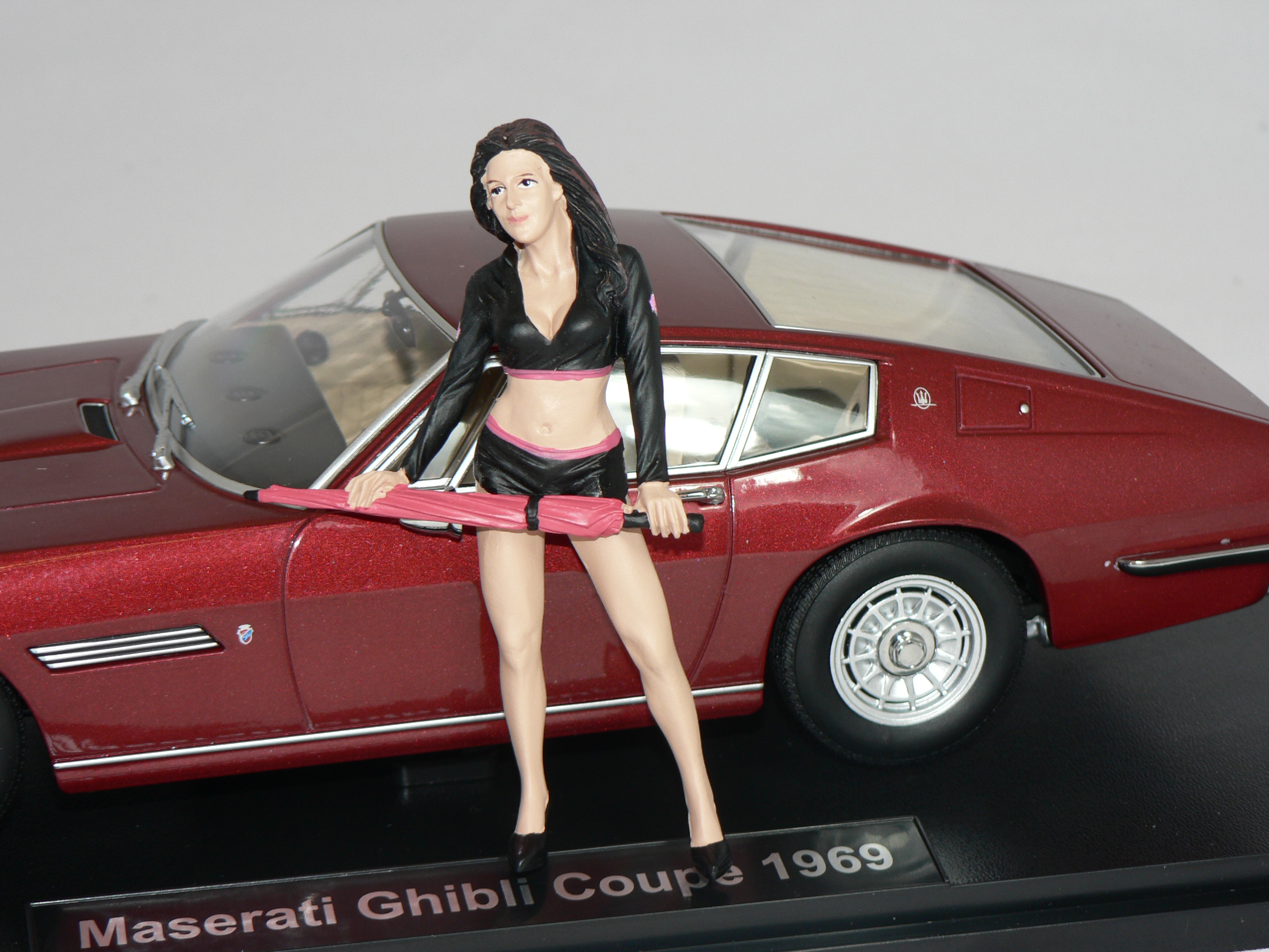 Figur  Umbrella Girl 1  1:18  American Diorama  ( Bil ingår ej )
