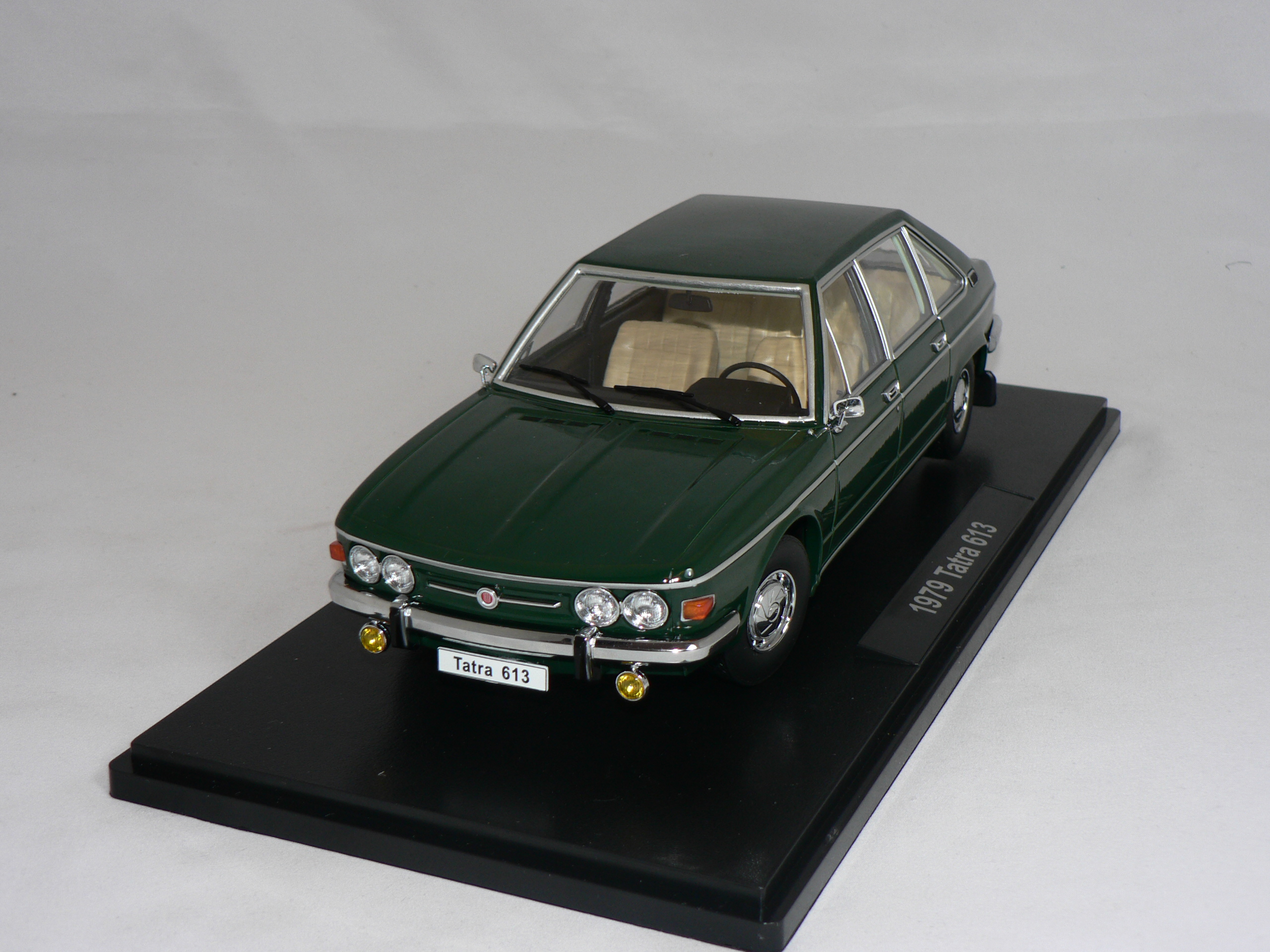 Tatra  613  1979  Triple 9 1:18
