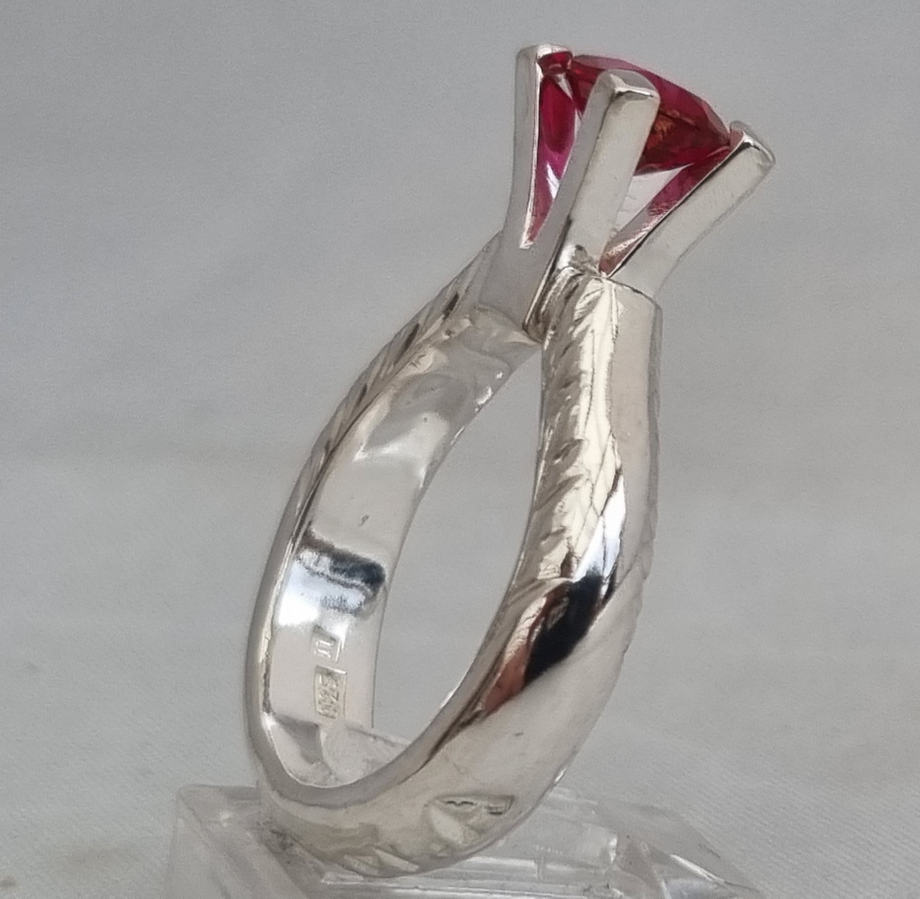 KARMA  med  1,98 ct röd topas stl 19 - 6