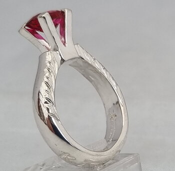 KARMA  med  1,98 ct röd topas stl 19