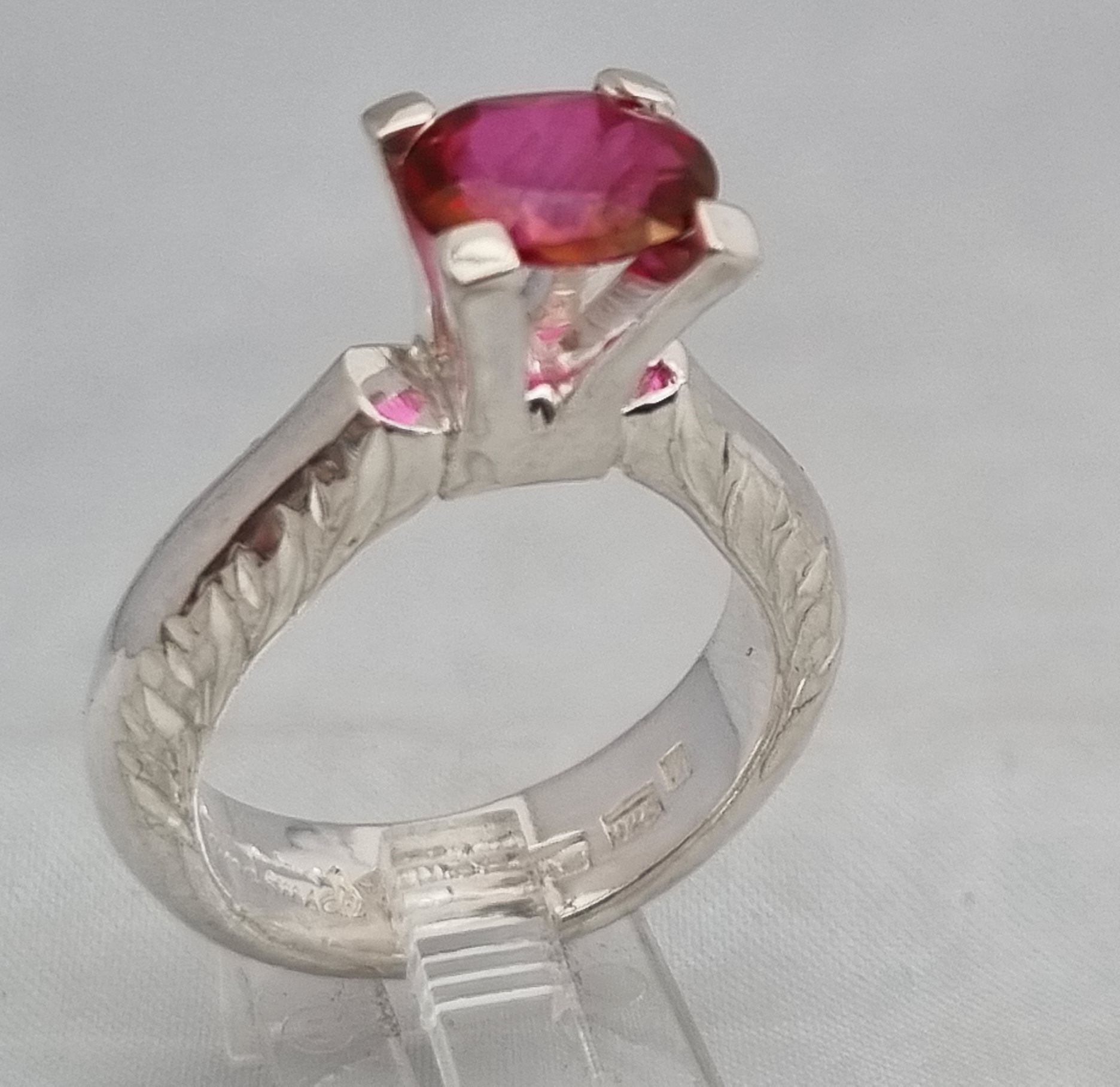 KARMA  med  1,98 ct röd topas stl 19 - 11