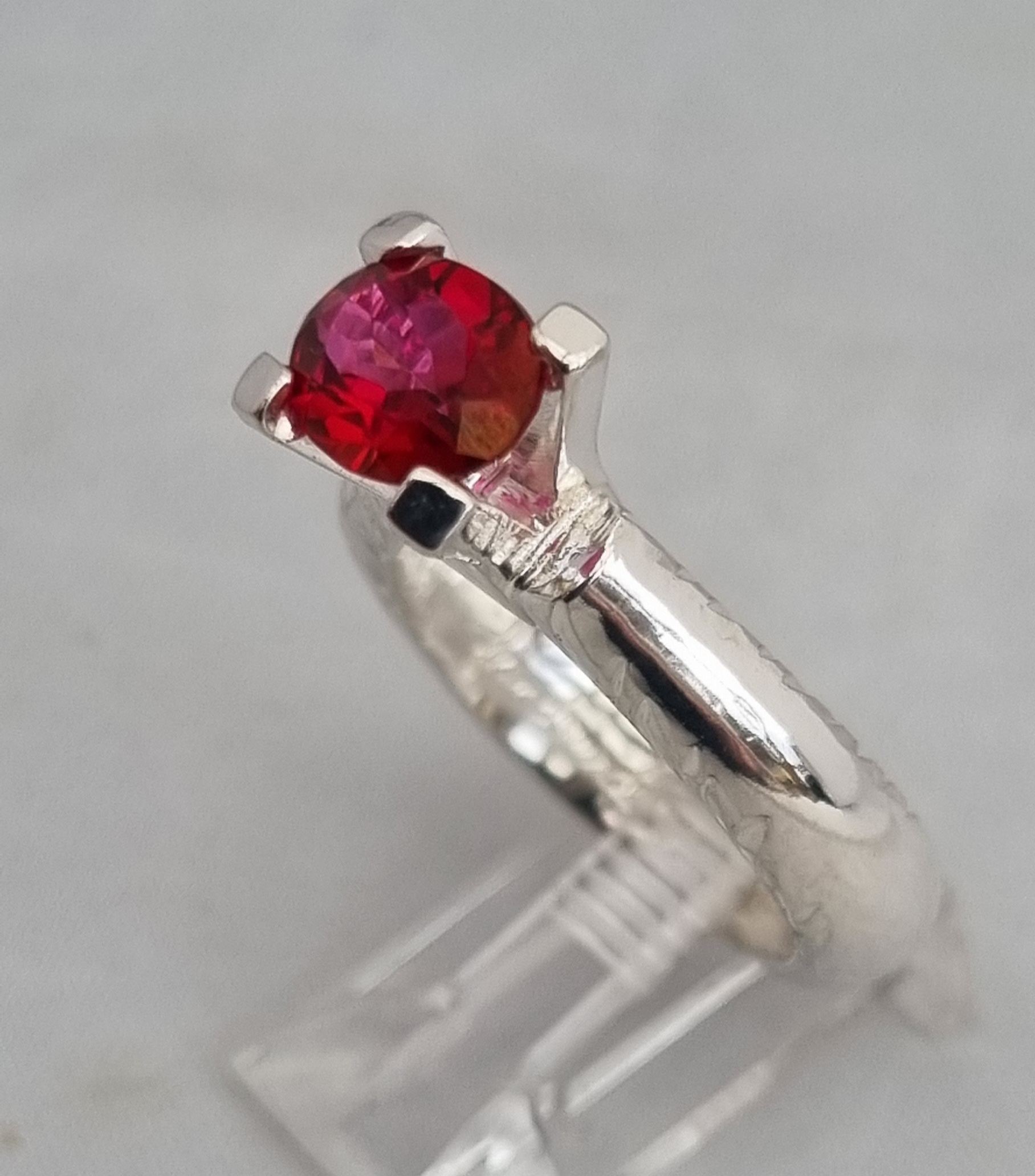 KARMA  med  1,98 ct röd topas stl 19 - 10