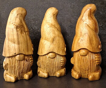 Hand snidad Tomte i Trä