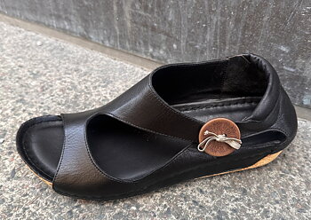 Sandalen med knappen i skinn, svart