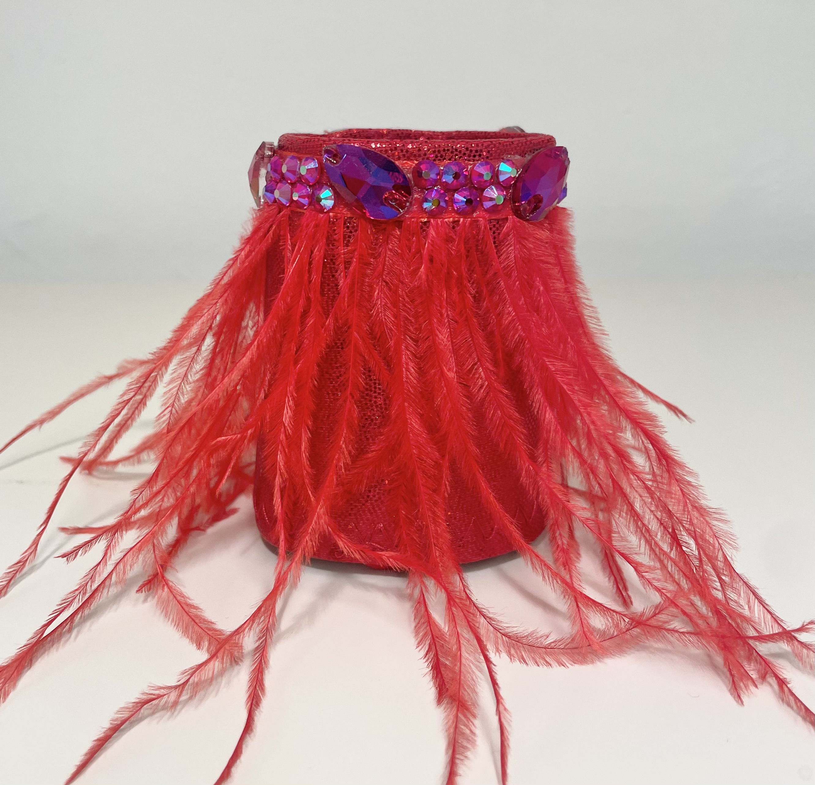 HAIRCUFF - röd med stenar & fjädrar 