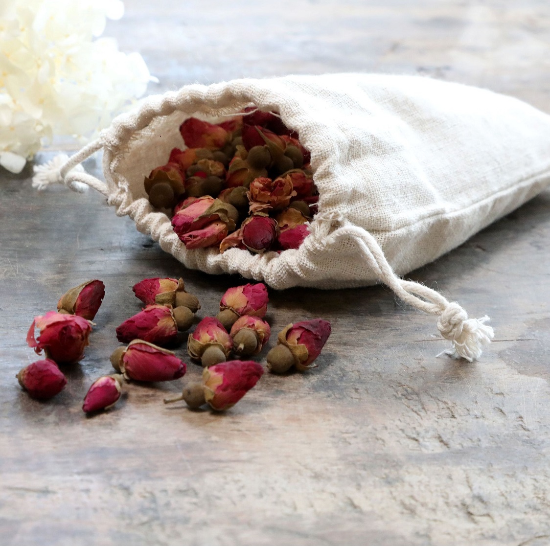 Torkad Ros i linnepåse shabby chic lantlig stil Gårdsromantik
