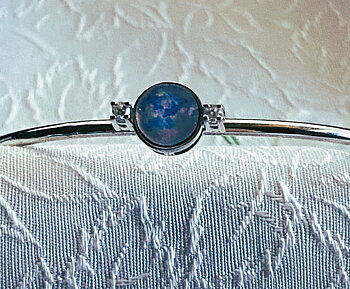 Armring i 18 Karat vitguld. Opal och briljanter. Öppningsbar