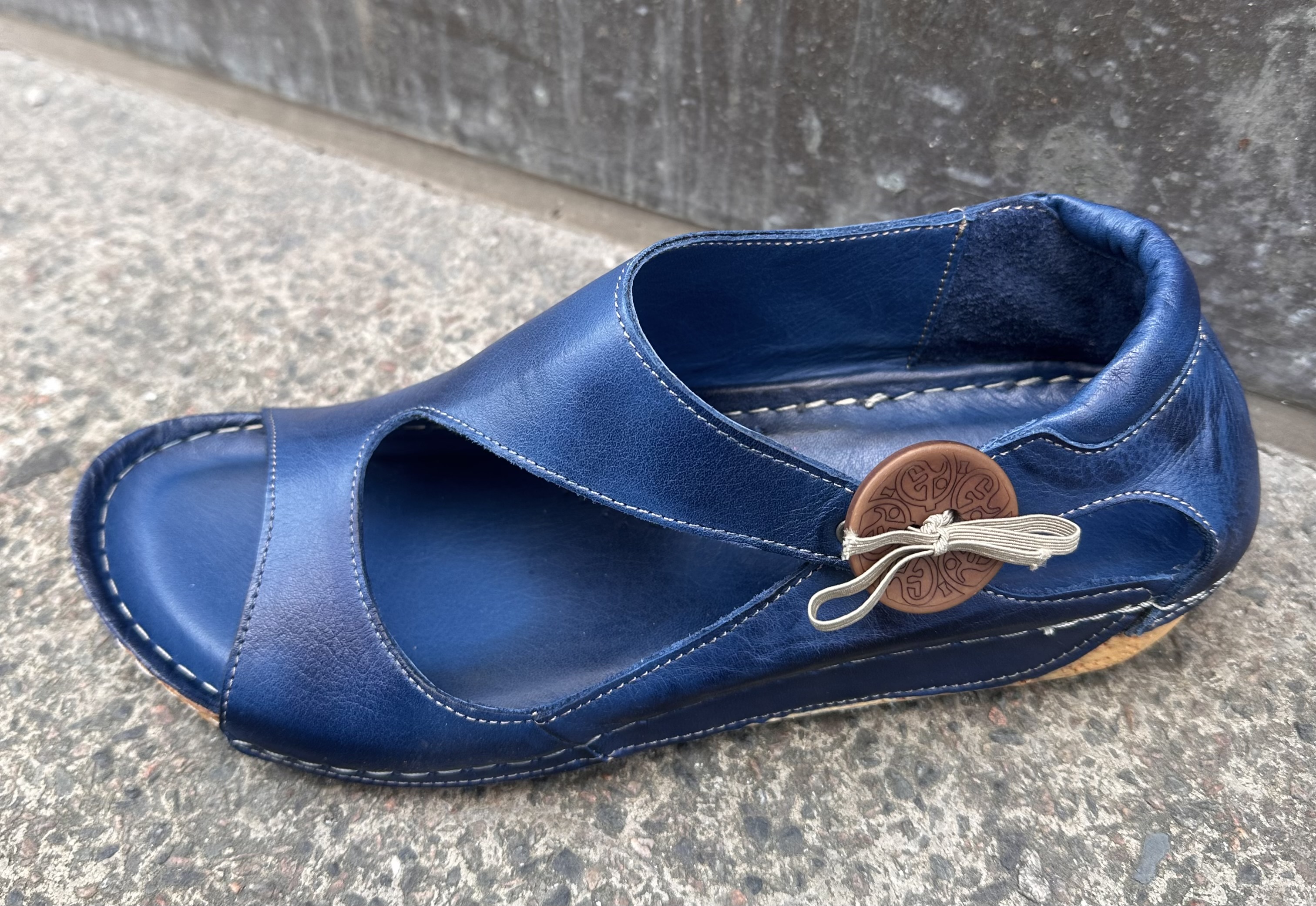 Sandalen med knappen i skinn, blå
