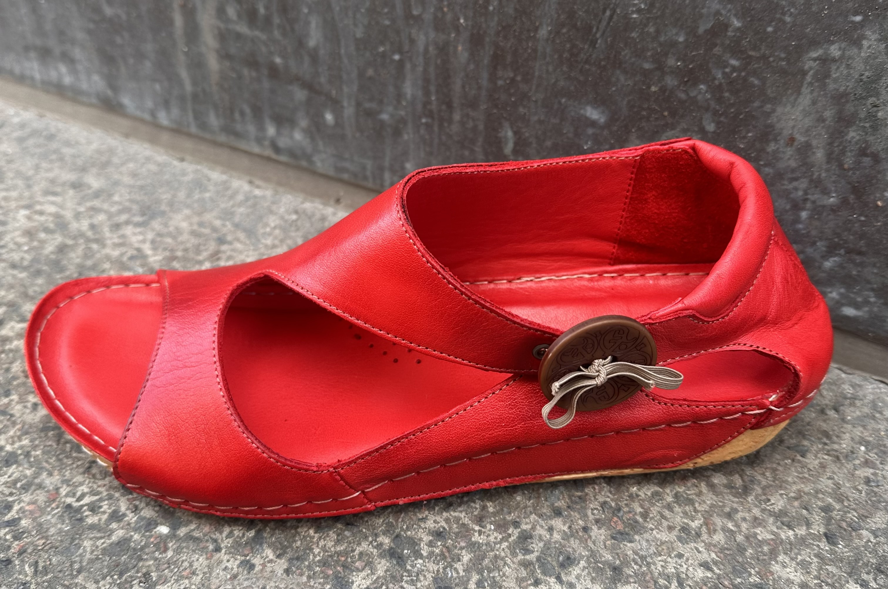 Sandalen med knappen i skinn, röd