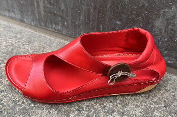 Sandalen med knappen i skinn, röd