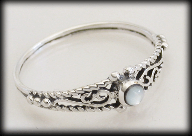 Liten söt silver ring med pärlemor. - 2