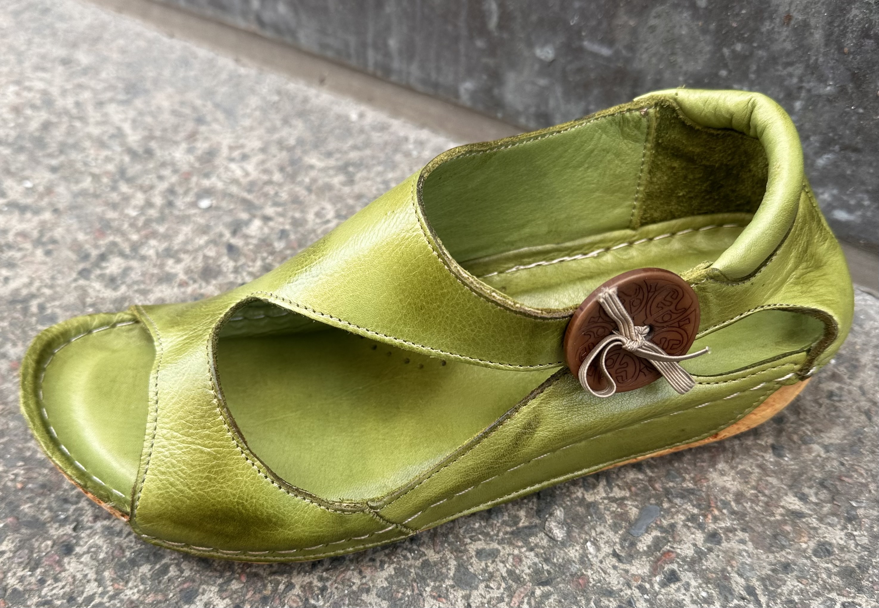 Sandalen med knappen i skinn, grön