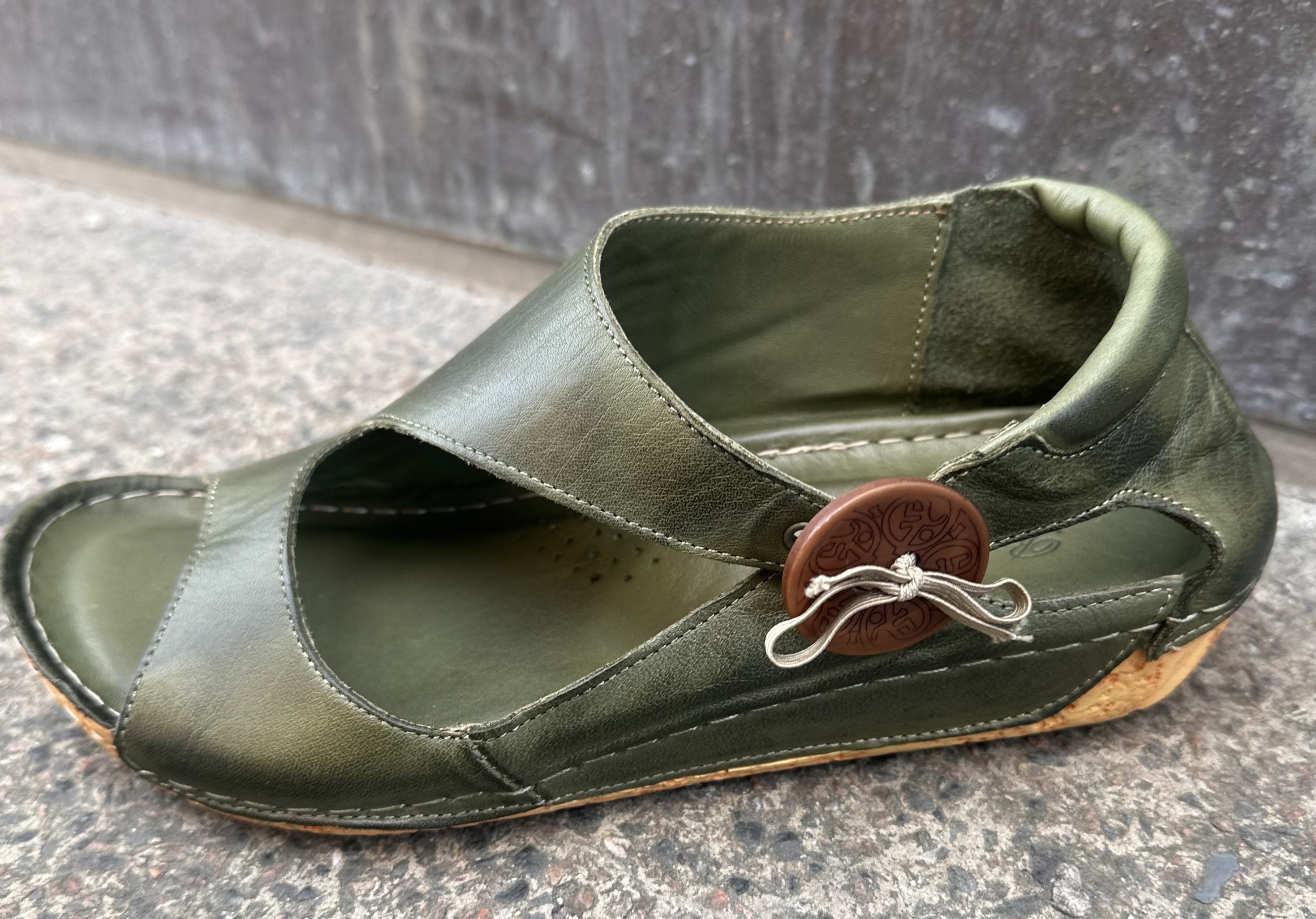 Sandalen med knappen i skinn, kaki