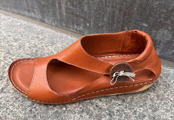 Sandalen med knappen i skinn,  brun