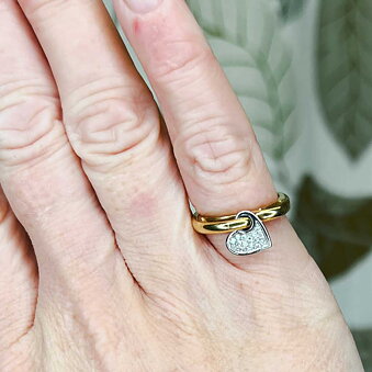 Guldring med hjerte og diamanter