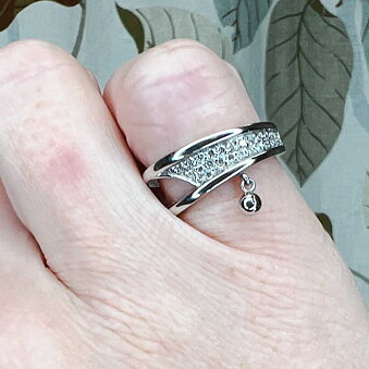Hvidguldsring 18k med diamanter.