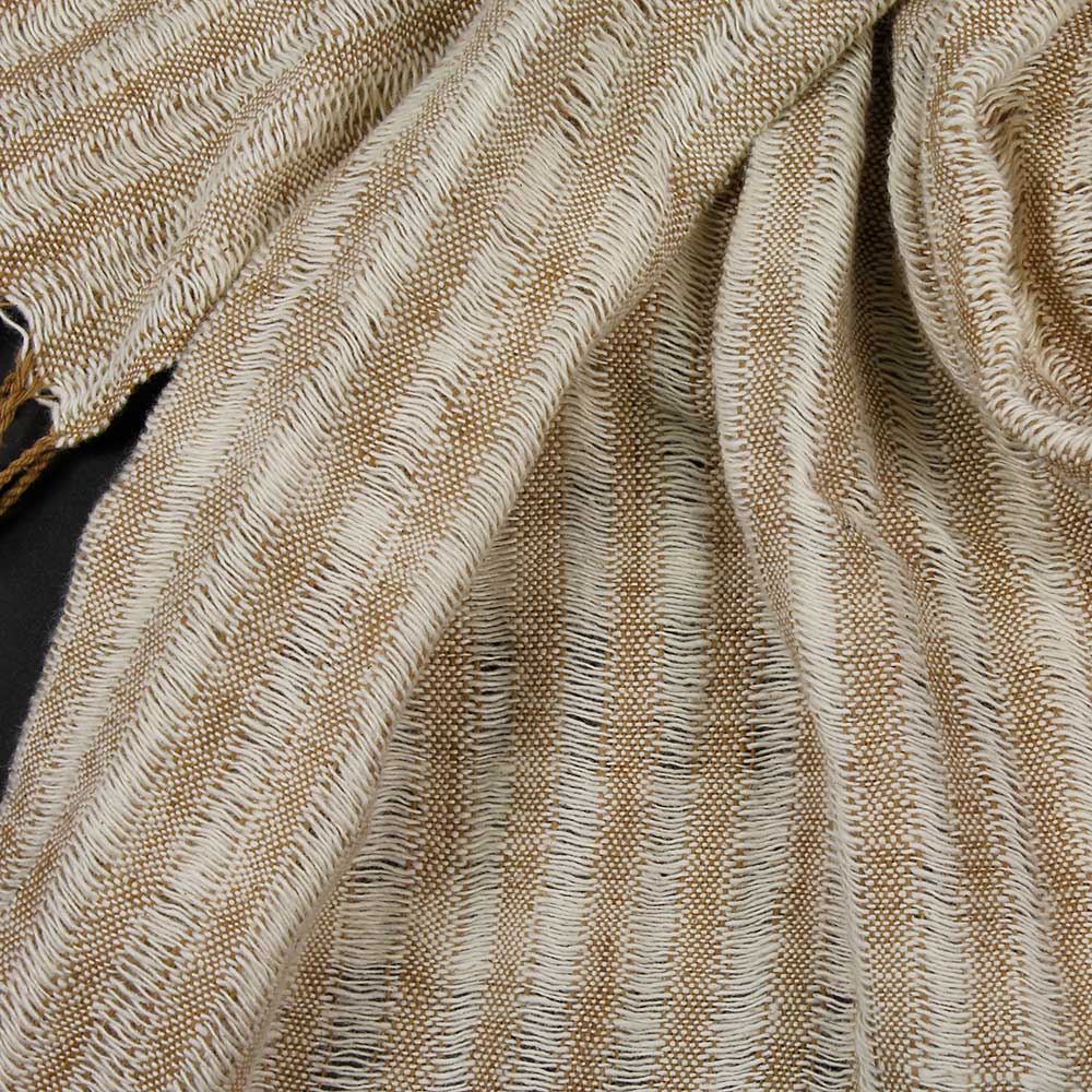 Naturvit och ljusbrun sjal med lite rustik look som passar mycket fint till linnekläder och jeans. Vävd för hand av ekologisk bomull.