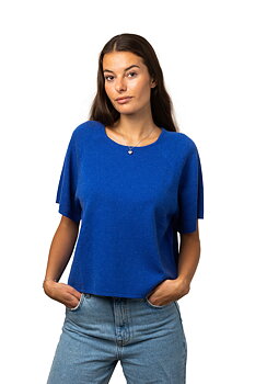 Kortärmad onesize/slätstickad tröja Sofia,  Kornblå från 8design cashmere, säljs på Hospitalsgatan 