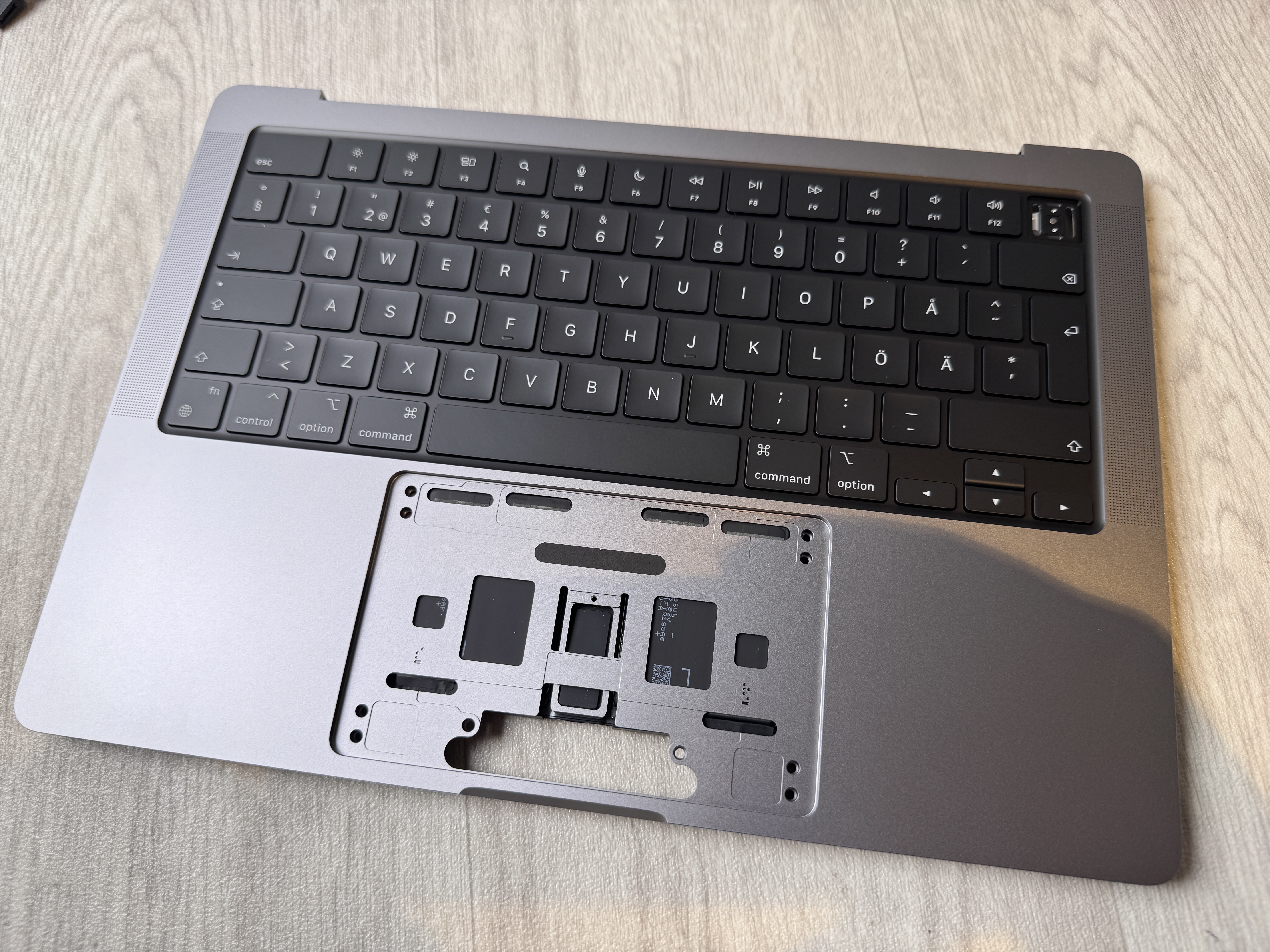 Original Apple Palmrest ink. Tangentbord / Batteri för MacBook Pro 14 2021" A2442 Space Grey